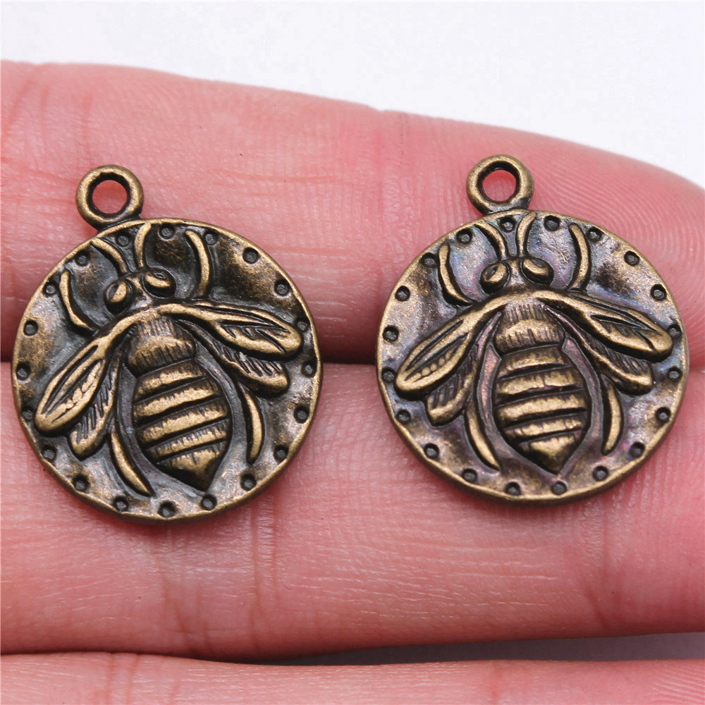 Queen Bee Insect Charm Pendant - огляд і ціна Vintage Fashion Stores